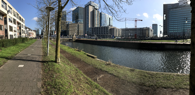 853608 Gezicht op de kantoorgebouwen in het stationsgebied te Utrecht vanaf het voetpad langs de Leidsche Rijn.